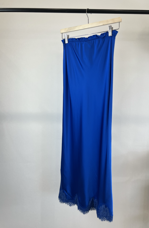 Gonna Sbieco Pink Memories in raso blu royal