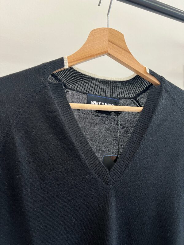 Maglia scollo a V  Over BASIC WHO*S WHO    NERA e FUCSIA - immagine 2
