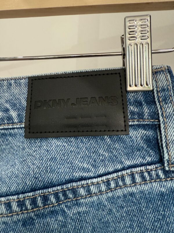 Jeans a vita alta con strass DKNY - immagine 6