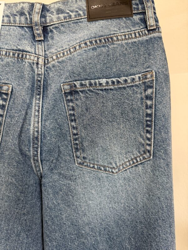 Jeans a vita alta con strass DKNY - immagine 5