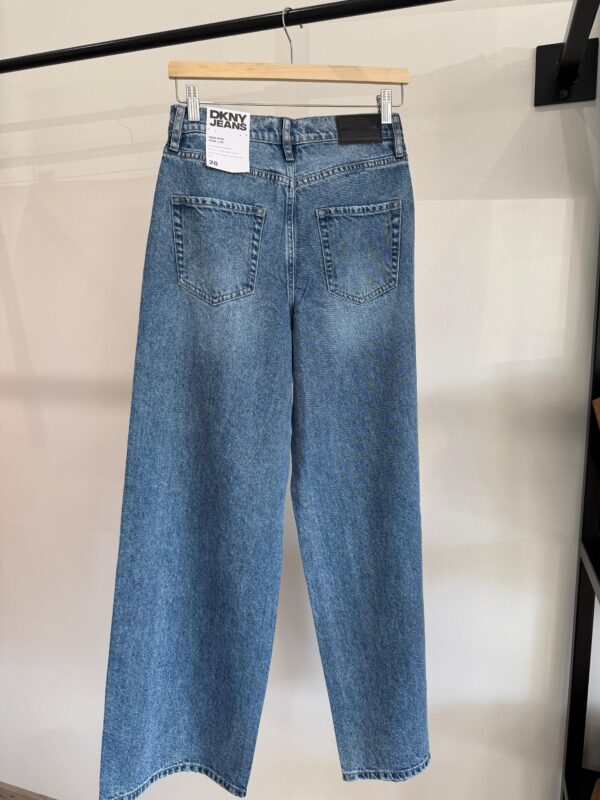 Jeans a vita alta con strass DKNY - immagine 4