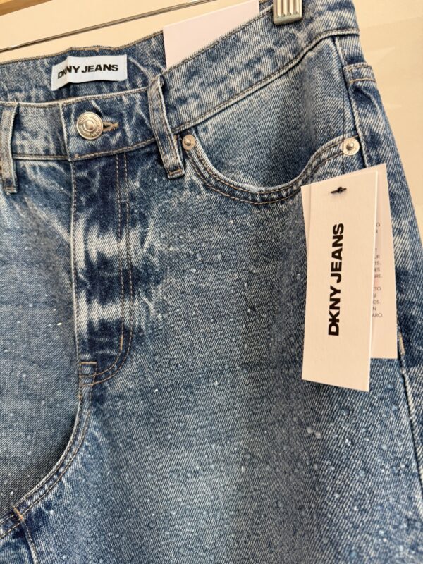 Jeans a vita alta con strass DKNY - immagine 2