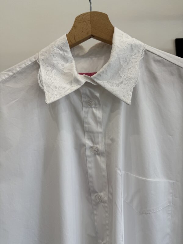 Camicia bianca con pizzo Pink Memories. - immagine 4