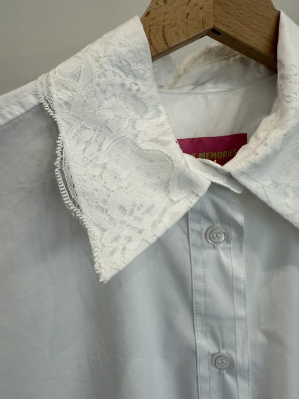 Camicia bianca con pizzo Pink Memories. - immagine 7
