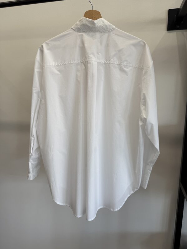 Camicia bianca con pizzo Pink Memories. - immagine 5